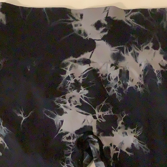 Black and Gray Size Large Tie-Dye Scrunch Back Shorts Preloved - Picture 2 of 6